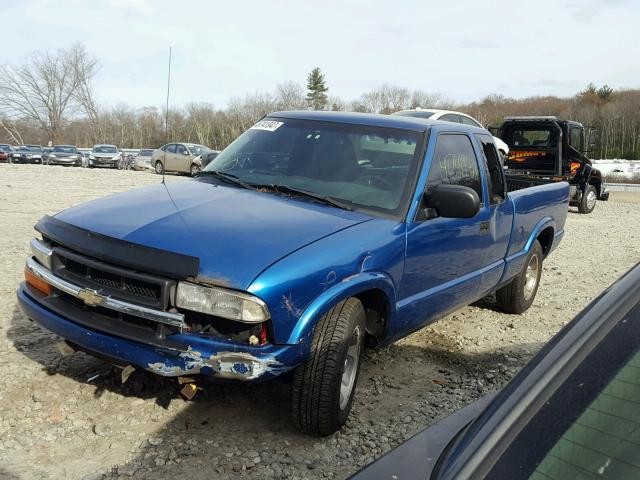 1GTCS19W228103915 - 2002 GMC SONOMA BLUE photo 2