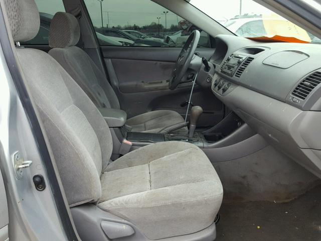 4T1BF32K72U541464 - 2002 TOYOTA CAMRY LE 银色 照片 5