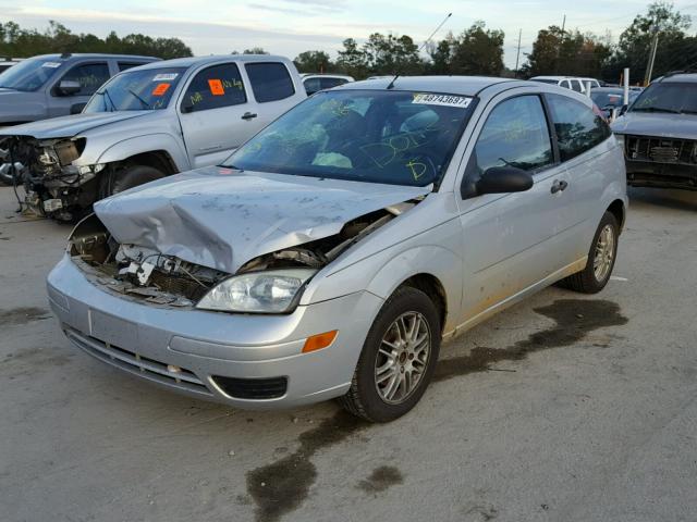 1FAFP31N87W274318 - 2007 FORD FOCUS ZX3 SILVER photo 2