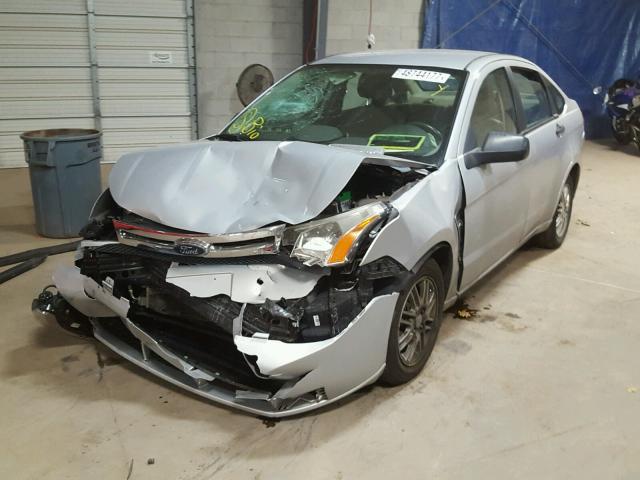 1FAHP35N48W233799 - 2008 FORD FOCUS SE SILVER photo 2