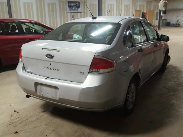 1FAHP35N48W233799 - 2008 FORD FOCUS SE SILVER photo 4