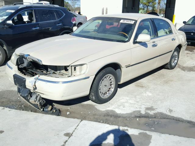 1LNHM83WXYY876833 - 2000 LINCOLN TOWN CAR C WHITE photo 2