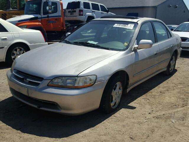 1HGCG6677XA026410 - 1999 HONDA ACCORD EX GOLD photo 2