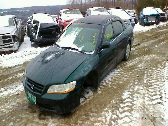 1HGCG5646WA021388 - 1998 HONDA ACCORD LX GREEN photo 2