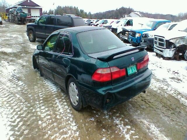 1HGCG5646WA021388 - 1998 HONDA ACCORD LX GREEN photo 3