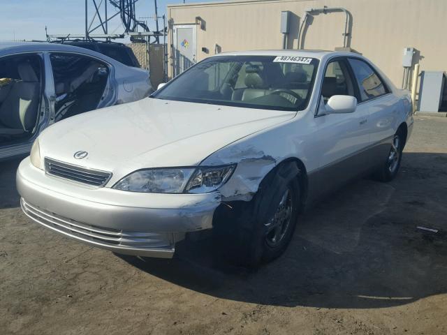 JT8BF28G7X5074242 - 1999 LEXUS ES 300 WHITE photo 2