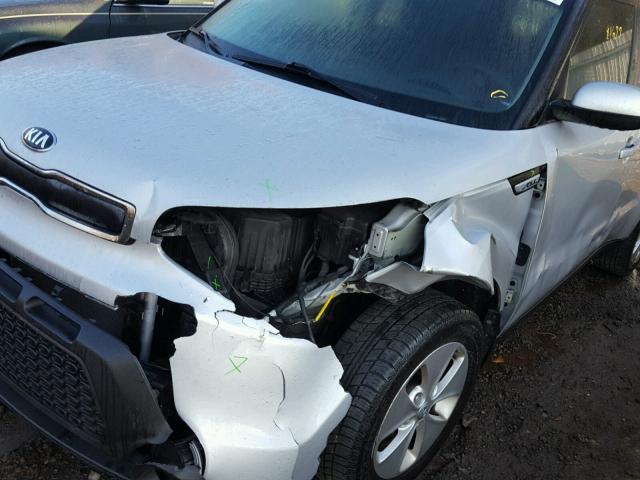 KNDJN2A24F7803198 - 2015 KIA SOUL SILVER photo 9