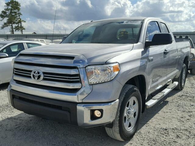 5TFRY5F18GX203104 - 2016 TOYOTA TUNDRA DOU SILVER photo 2