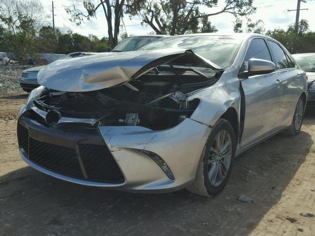 4T1BF1FK0FU885819 - 2015 TOYOTA CAMRY LE 银色 照片 2