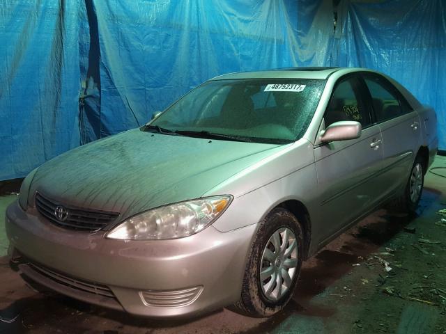 4T1BE32K95U391199 - 2005 TOYOTA CAMRY LE BEIGE photo 2