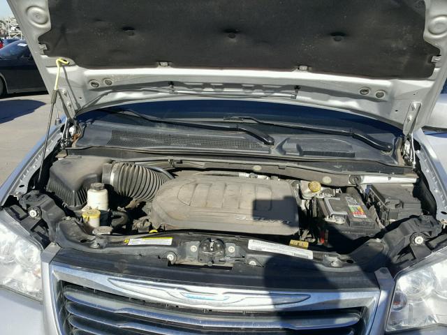 2C4RC1BG3CR344835 - 2012 CHRYSLER TOWN & COU SILVER photo 7