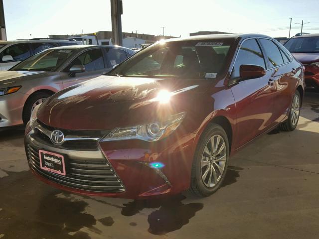 4T1BF1FK0HU770382 - 2017 TOYOTA CAMRY LE RED photo 2