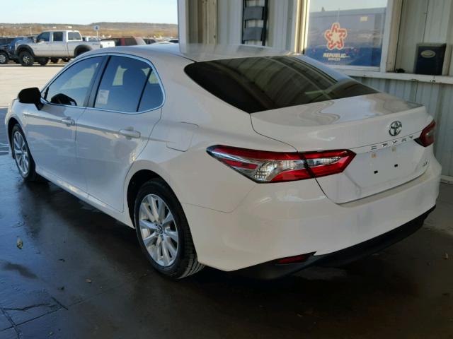 JTNB11HK1J3010954 - 2018 TOYOTA CAMRY L 银色 照片 3