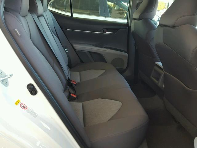 JTNB11HK1J3010954 - 2018 TOYOTA CAMRY L 银色 照片 6