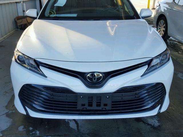 JTNB11HK1J3010954 - 2018 TOYOTA CAMRY L 银色 照片 9