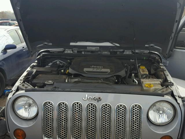 1C4HJWEG3DL569499 - 2013 JEEP WRANGLER U SILVER photo 7