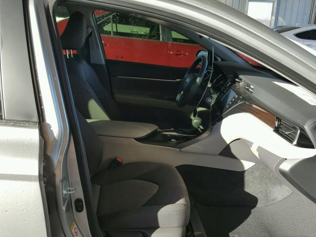 JTNB11HK6J3013204 - 2018 TOYOTA CAMRY L 银色 照片 5