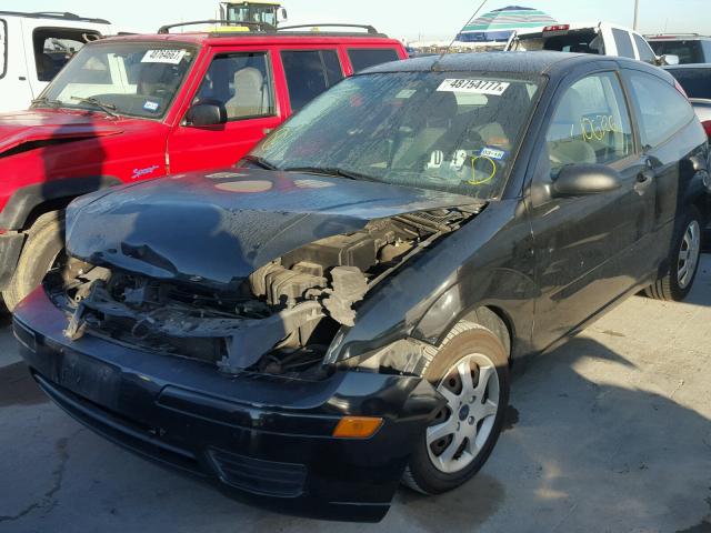 3FAFP31N45R109589 - 2005 FORD FOCUS ZX3 BLACK photo 2