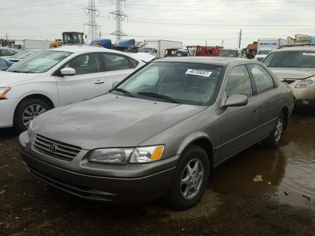 4T1BG28KXWU192188 - 1998 TOYOTA CAMRY CE GRAY photo 2