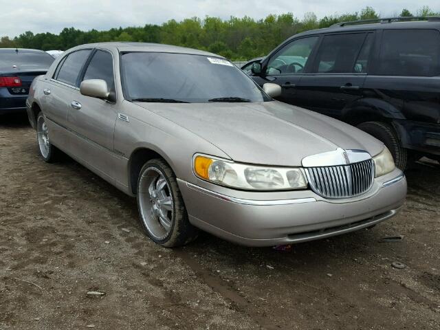 1LNHM82W7XY622030 - 1999 LINCOLN TOWN CAR S BEIGE photo 1