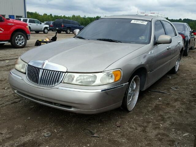 1LNHM82W7XY622030 - 1999 LINCOLN TOWN CAR S BEIGE photo 2