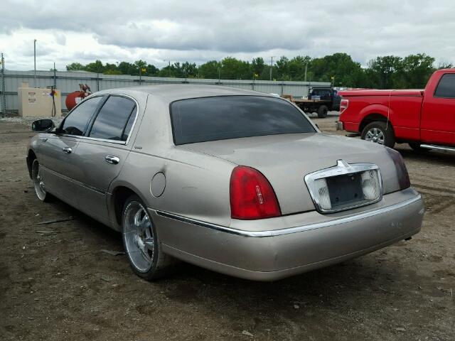 1LNHM82W7XY622030 - 1999 LINCOLN TOWN CAR S BEIGE photo 3