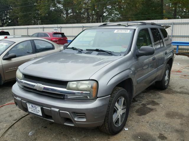 1GNDS13S552216718 - 2005 CHEVROLET TRAILBLAZE GRAY photo 2