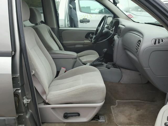 1GNDS13S552216718 - 2005 CHEVROLET TRAILBLAZE GRAY photo 5