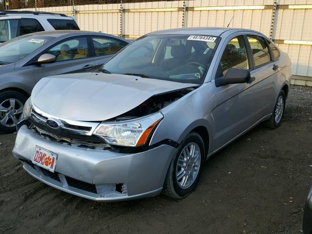 1FAHP3FN8BW105152 - 2011 FORD FOCUS SE SILVER photo 2