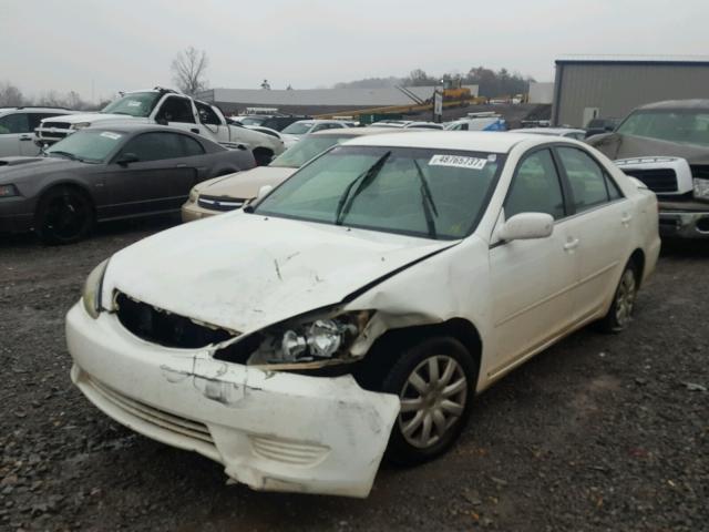 4T1BE32K55U533970 - 2005 TOYOTA CAMRY LE WHITE photo 2