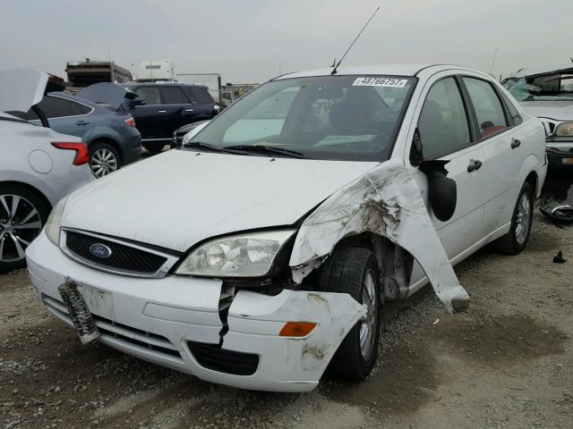 1FAFP34N45W290105 - 2005 FORD FOCUS ZX4 WHITE photo 2