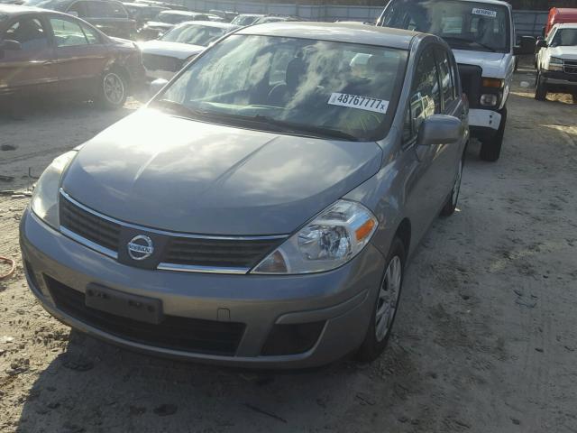 3N1BC13E07L360415 - 2007 NISSAN VERSA S GRAY photo 2