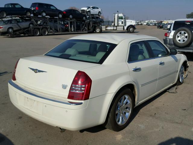 2C3AA63HX5H693530 - 2005 CHRYSLER 300C CREAM photo 4