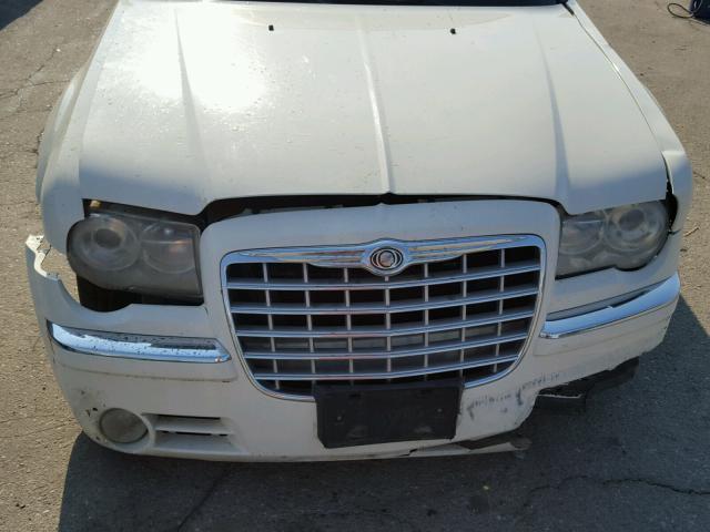 2C3AA63HX5H693530 - 2005 CHRYSLER 300C CREAM photo 9