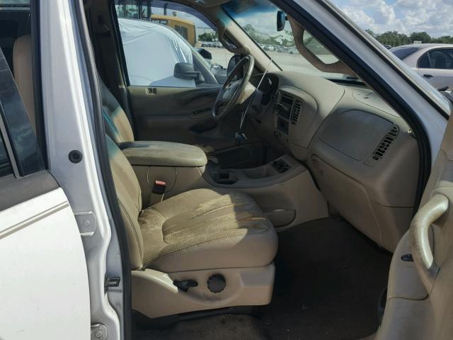 1FMRU17L52LA29668 - 2002 FORD EXPEDITION WHITE photo 5