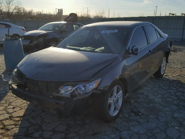 4T1BF1FK1EU763498 - 2014 TOYOTA CAMRY L GRAY photo 2