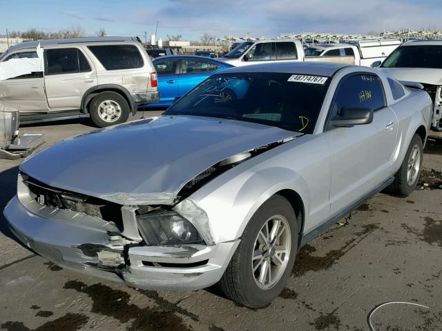 1ZVFT80NX55125395 - 2005 FORD MUSTANG GRAY photo 2