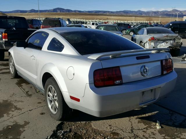 1ZVFT80NX55125395 - 2005 FORD MUSTANG GRAY photo 3