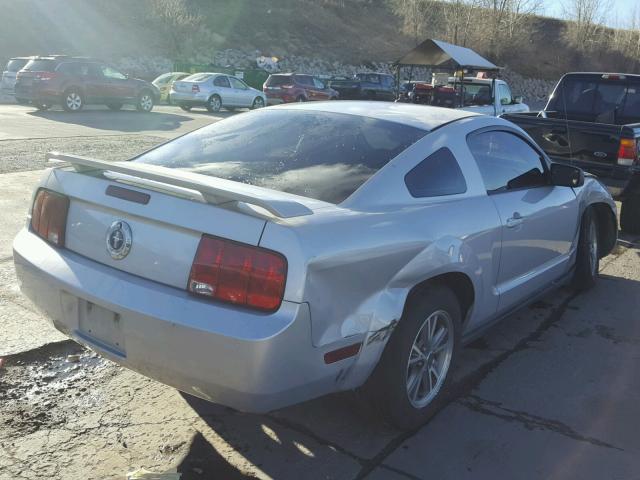 1ZVFT80NX55125395 - 2005 FORD MUSTANG GRAY photo 4