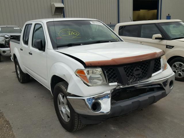 1N6AD07UX5C455121 - 2005 NISSAN FRONTIER C WHITE photo 1