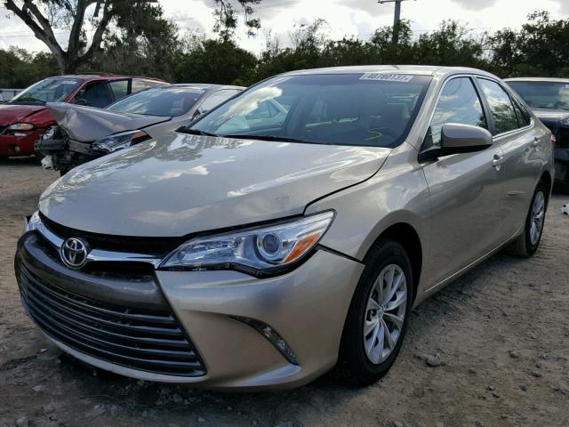 4T1BF1FK3HU273262 - 2017 TOYOTA CAMRY LE ოქროსფერი ფოტო 2