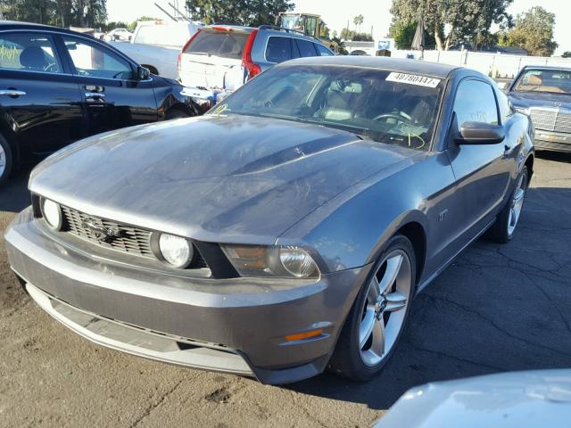 1ZVBP8CH4A5158010 - 2010 FORD MUSTANG GT GRAY photo 2