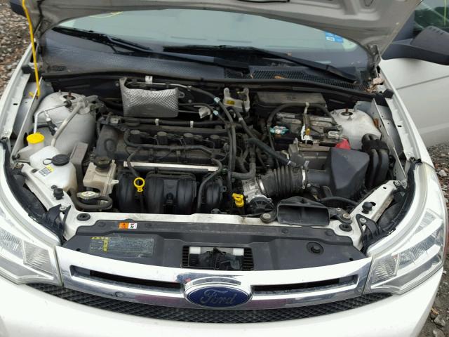 1FAHP35N09W241254 - 2009 FORD FOCUS SE WHITE photo 7