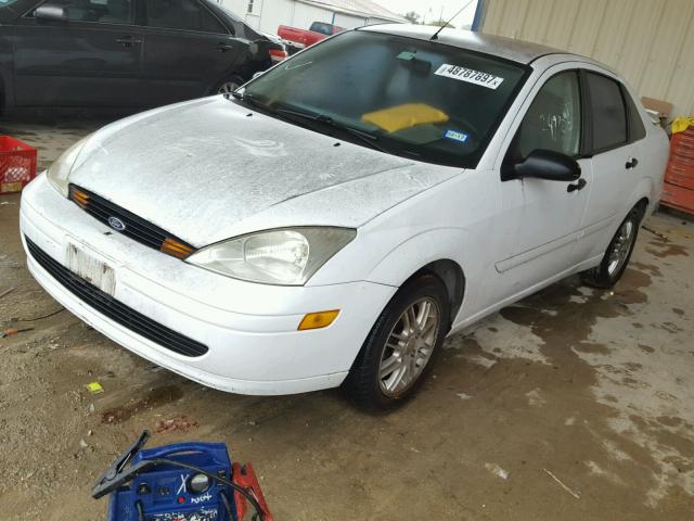 1FAFP383XYW180799 - 2000 FORD FOCUS ZTS WHITE photo 2