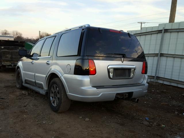 5LMFU28R74LJ00476 - 2004 LINCOLN NAVIGATOR SILVER photo 3