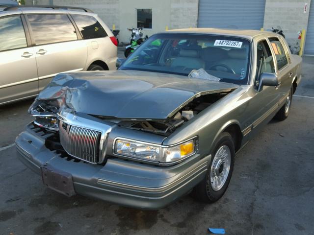 1LNLM81W2VY668373 - 1997 LINCOLN TOWN CAR E GREEN photo 2