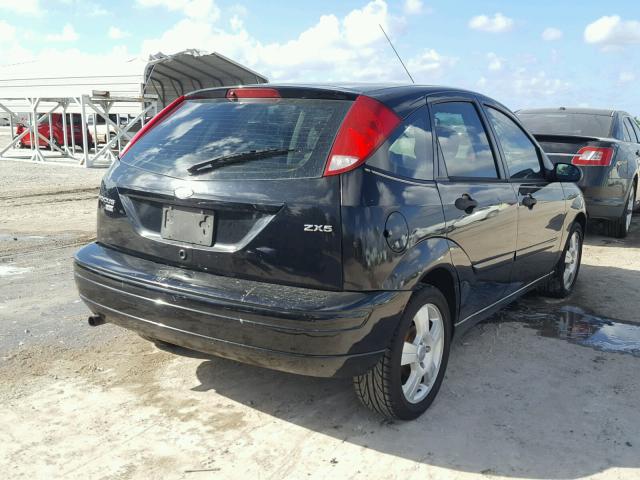 3FAHP37N35R135357 - 2005 FORD FOCUS ZX5 BLACK photo 4