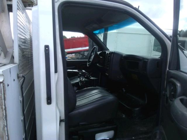 1GBC4C1104F507076 - 2004 CHEVROLET C4500 C4C0 WHITE photo 5