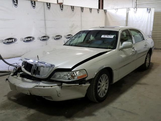 1LNHM83W94Y649336 - 2004 LINCOLN TOWN CAR U CREAM photo 2