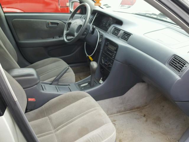 4T1BG22K9YU009617 - 2000 TOYOTA CAMRY CE GRAY photo 5